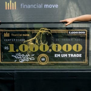 Aluno recebendo a placa de R$ 1.000.000 em um trade
