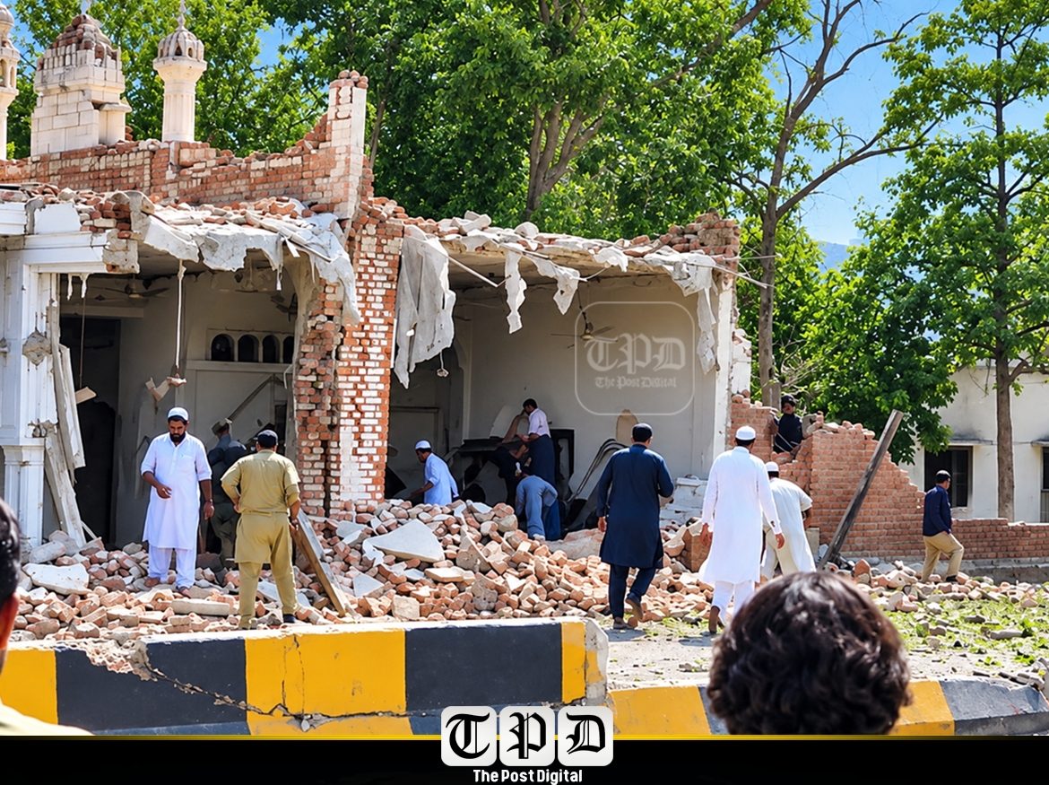 نماز جمعہ کے دوران بارود سے بھری گاڑی پولیس لائنز کے گیٹ سے ٹکرائی، فائرنگ کے دوران اسپیشل برانچ کی عمارت پر دوسرا خودکش دھماکا، 50 سے زائد زخمی اسپتال منتقل