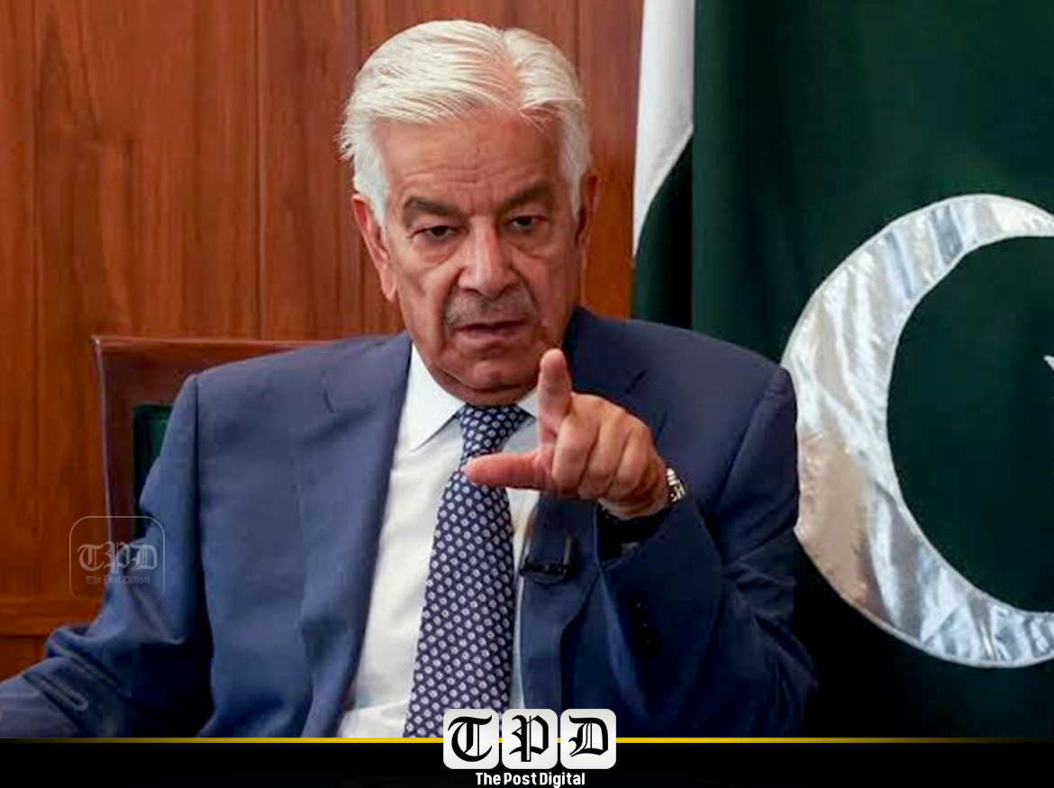 دہشت گردی سے لڑ رہے ہیں، صوبائی حکومت آگے کیوں نہیں آتی؟ دہشت گردی کے بیانیے میں کنفیوژن پیدا کرنے اور پولیس کی استعداد نہ بڑھانے پر بھی وزیر دفاع کی تنقید