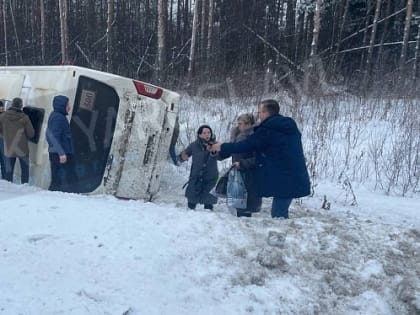 Эвакуировали людей через люк: автобус Рыбинск – Ярославль вылетел в кювет и опрокинулся