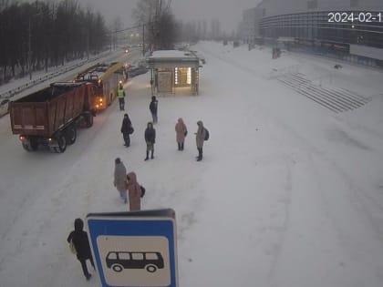 В Ярославле КАМАЗ въехал в новый троллейбус