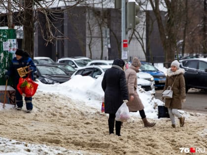 Проехать можно, а вот пройти — с трудом: тротуары Ярославля превратились в снежную кашу