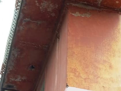 Берегите головы: в центре Ярославля рушится балкон