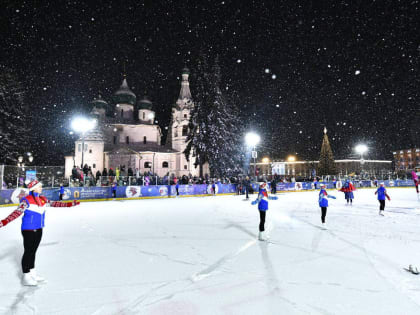 В Ярославле открылся каток на Советской площади: «В этом году вышел за пределы стандартного корта»