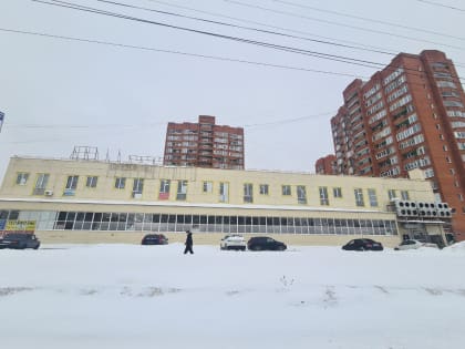 «Площадь превысила жилые помещения»: в Ярославле к многоэтажке пристроили огромный торговый центр