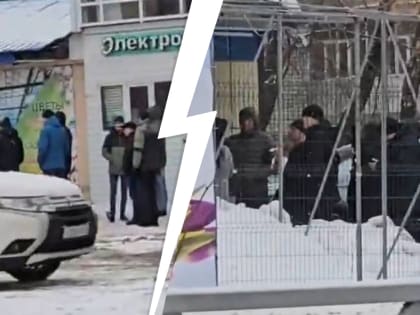 «Штурм цветочных!»: в Ярославской области десятки мужчин выстроились в очередь за букетами. Видео