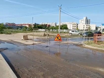 Вода выплеснулась из-под асфальта в Ярославле