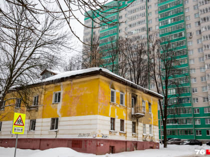 Над потрескавшимися лачугами торчат многоэтажки: гуляем по окраине Ярославля, застрявшей в ХХ веке