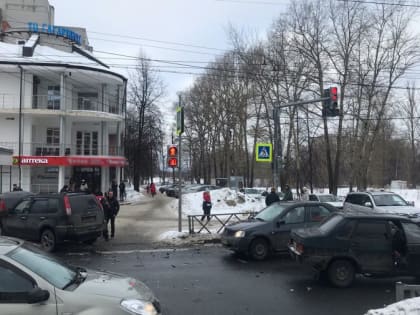 Вылетел на тротуар: в Ярославле произошло массовое ДТП