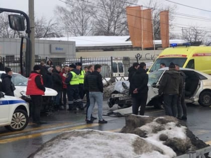 Один человек погиб и шестеро пострадали в ДТП на улице Магистральной в Ярославле