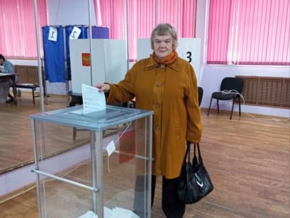Выборы 2023: Избиратели старшего поколения участвуют в голосовании в Ярославской области