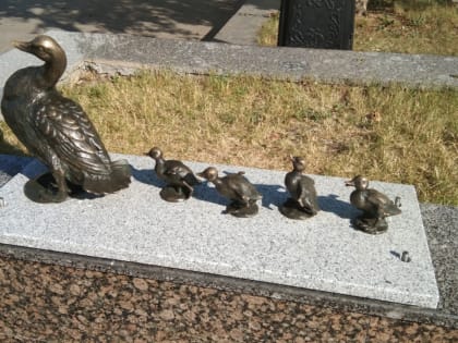 В Ярославле вернули на место пропавшую скульптуру утки с утятами