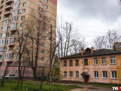 Старики сидят на покрышках возле бараков: гуляем по району Ярославля, где время ощущается иначе