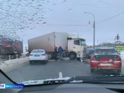 На окружной дороге в Ярославле фура сложилась пополам