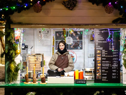 Мясо на гриле, глинтвейн, сувениры: в Ярославле открылась главная новогодняя ярмарка