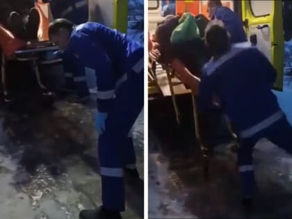 «Сами едва не упали»: сотрудник скорой чуть не уронил пациента на носилках, поскользнувшись на тротуаре