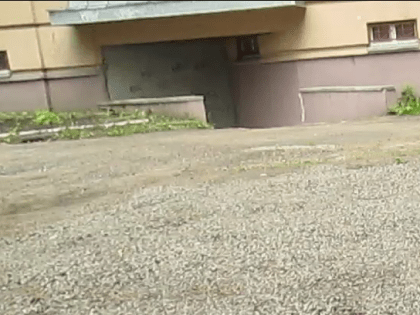 Жильцов дома в Ярославле оштрафовали за парковку на отсутствующем газоне