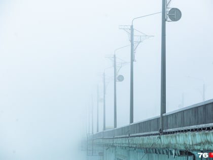 Машины выезжают из пустоты: Ярославль окутал густой туман — как это было