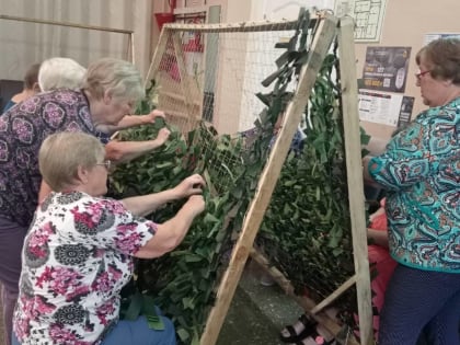 Жители Рыбинского района плетут маскировочные сети для участников СВО
