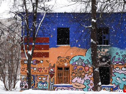 Дыры в стенах и заколоченные окна: гуляем по кварталу Ярославля с бараками, напоминающему хоррор