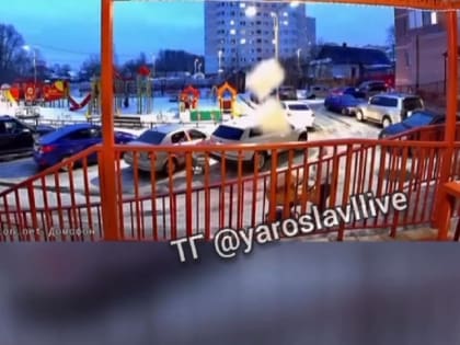 Сходом снега около коляски с ребенком в Ярославле займется прокуратура