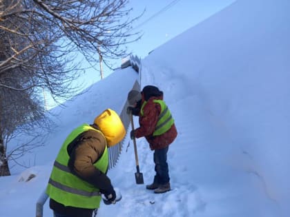В Ярославле ведётся уборка на тротуарах и остановочных комплексах