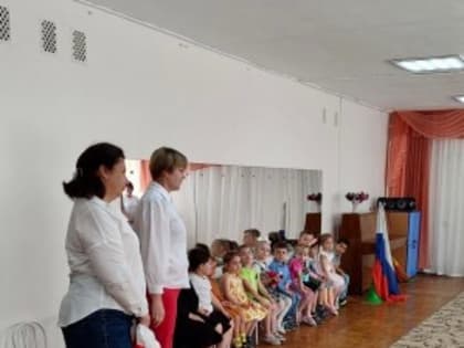 1 сентября Елена Кузнецова и Елена Горбунова поздравили ребятишек детского сада с Днём знаний
