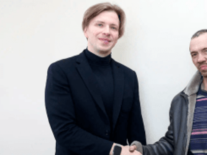 Областной депутат премировал сварщика. самоотверженно боровшегося с аварией в Переславле