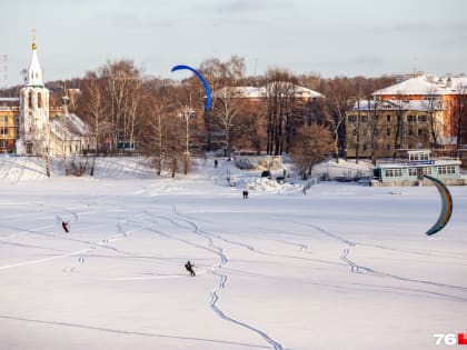 Рисуют на Волге и борются с метелью: как ярославцы переживают морозы — фоторепортаж