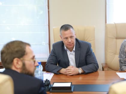 Губернатор Михаил Евраев провел встречу с директором «Школы 21»