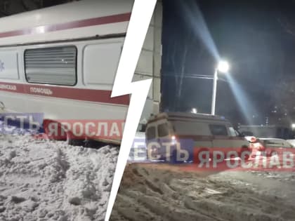 Выталкивали машину руками: в Брагине скорая застряла в снежной каше. Видео