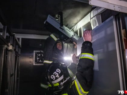 В полной темноте, под крики: как тренируются профессиональные спасатели в Ярославле. Фоторепортаж