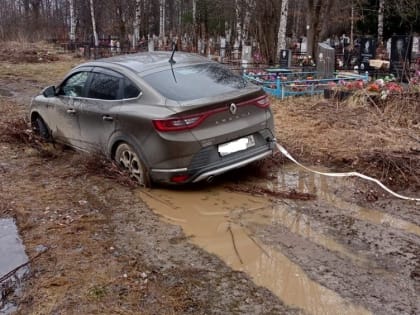 Воду с ярославского кладбища откачивают мотопомпой