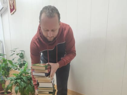 Активисты партии передают книги для сельских библиотек