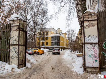 За окном элитного дома — коммуналка: что скрывают дворы центральной улицы Ярославля