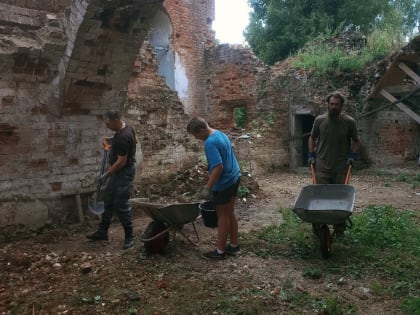 ПРОДОЛЖАЮТСЯ СУББОТНИКИ В КРЕСТОВОЗДВИЖЕНСКОМ ХРАМЕ С. СИДОРКОВО