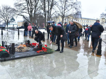 Ярославцы приносят цветы к Вечному огню в память о жертвах теракта в Москве
