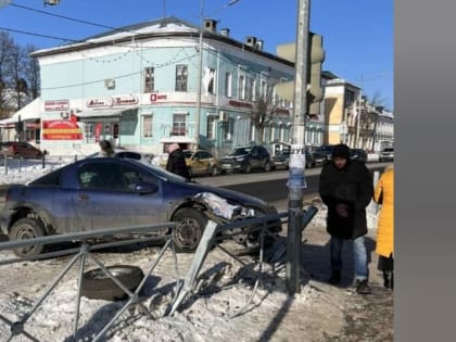 В Переславле иномарка снесла забор в районе пешеходного перехода