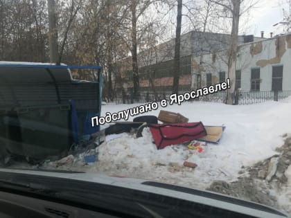 Ярославцы пожаловались на разбросанные у больницы крышки от гробов