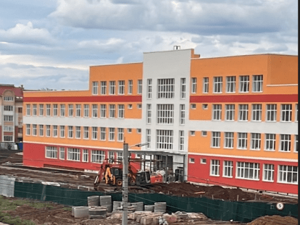 В Ярославле первоклассники новой школы занимаются физкультурой в коридоре