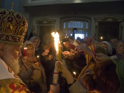 В ЯРОСЛАВЛЕ ВСТРЕТИЛИ БЛАГОДАТНЫЙ ОГОНЬ