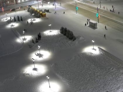 «Когда его откроют?»: разгневанные рыбинцы вытоптали огромный фаллос на катке на центральной площади