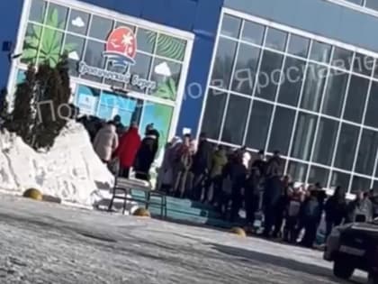 «Очереди немаленькие у вас»: в Ярославле посетитель аквапарка удивился столпотворению у входа. Видео