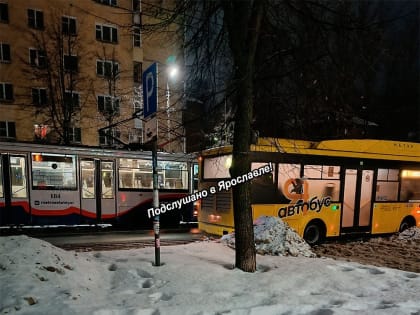 В Ярославле не поделили дорогу трамвай и автобус