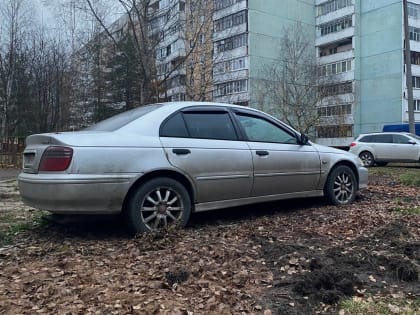 В Заволжском районе Ярославля автовладельцев проверяют на соблюдение правил парковки