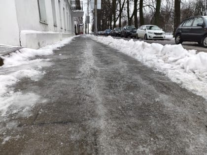Скользкие тротуары в Ярославле власти объяснили проблемой с реагентами