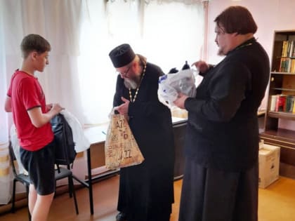Священники передали помощь для школьников пунктов временного проживания Углича и Переславля