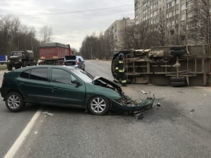 В Ярославле столкнулись две легковушки и «Газель»