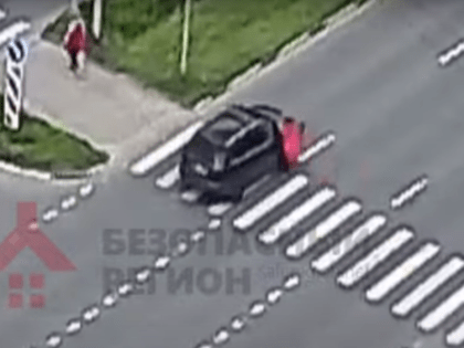 Появилось видео, как иномарка сбила пешехода и скрылась с места ДТП в Ярославле