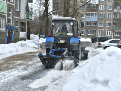 В Дзержинском районе Ярославля проверили качество зимней уборки дворов